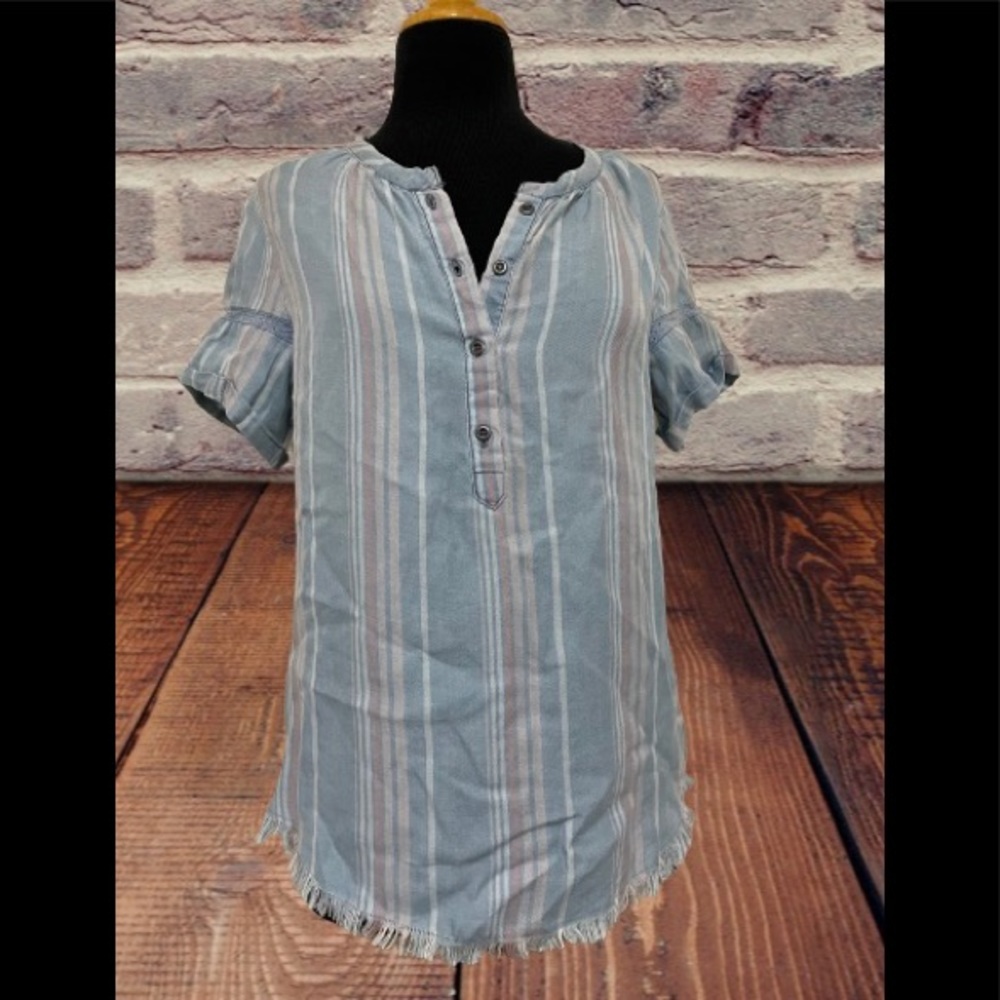 Women Blue rain Francesca’s Chambray shirt size xs